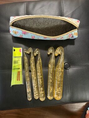 Clear Amber Glitter Crochet Hook Set with Floral Zipper Pouch